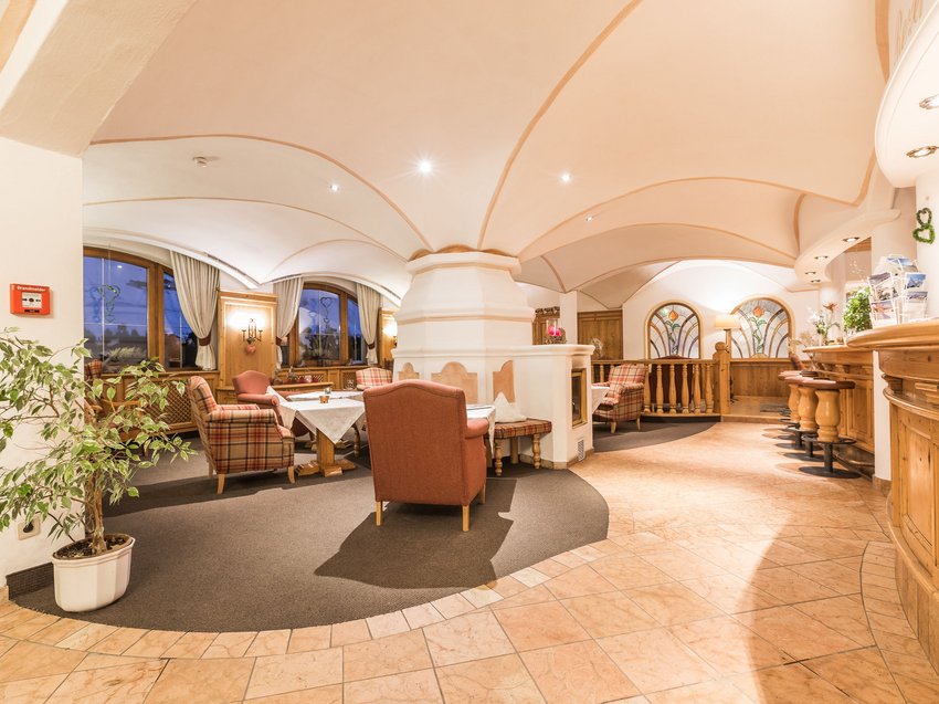 B&B Hotel mit Stubai Super Card Gemütliche Hotel-Lounge mit gepolsterten Stühlen, Kamin und Holzbar