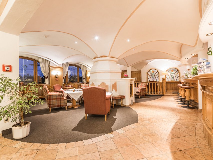 B&B Hotel mit Stubai Super Card Gemütliche Hotel-Lounge mit gepolsterten Stühlen, Kamin und Holzbar