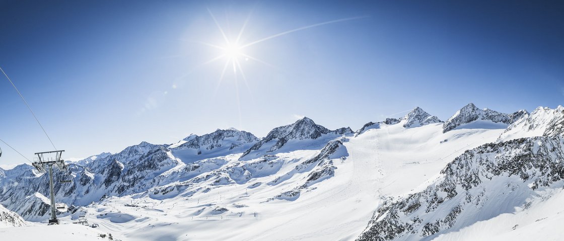 Traumtage im Skihotel im Stubaital Sonnige schneebedeckte Berge und leerer Sessellift im Skigebiet