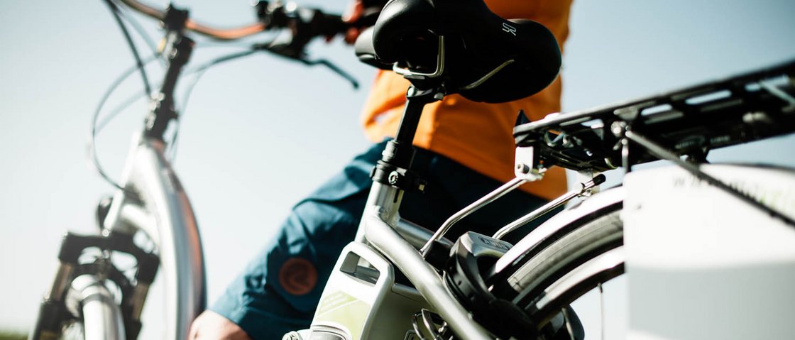 Radelspaß im Bike-Hotel in Tirol Person steht mit E-Bike bei sonnigem Wetter im Freien